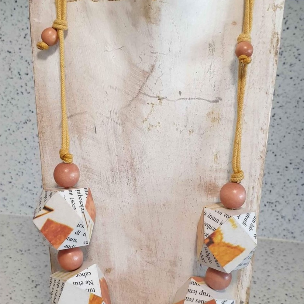 Funky newsprint necklace - Picture 3 of 3